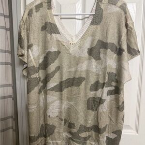 POL V-Neck Lightweight Camouflage Short Sleeve Top in Beige and Olive